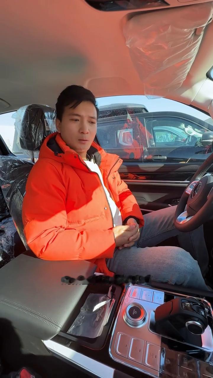 兄弟们，大家期盼已久的没有报废年限的皮卡车来了。我现在就在车子的交付现场，它到底