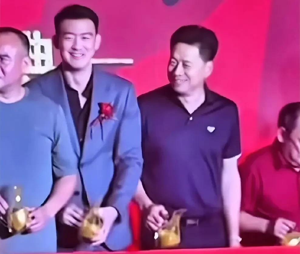 知道广厦为什么能拿捏北京首钢了吧，老李在背后呢。广厦的冠军庆功宴上，李春江亮相