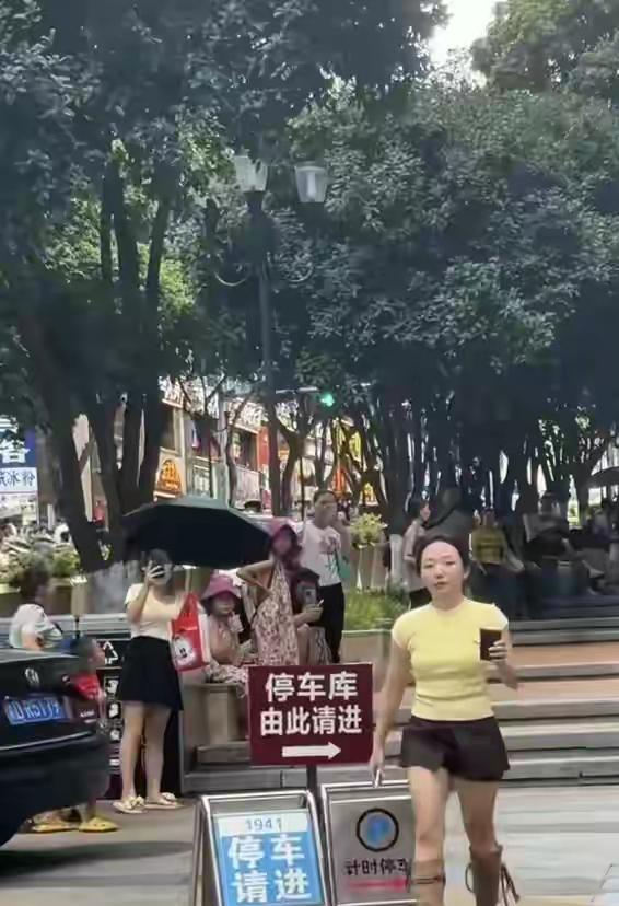偶遇辣目洋子拍戏：真人又瘦又美，状态超棒！[比心]近日有网友在重庆永川科技片场