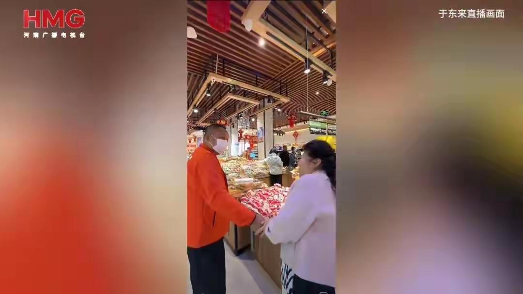 4月23日下午，胖东来创始人于东来在内蒙古巴丹吉林游玩时，走进当地镇上的一家超市