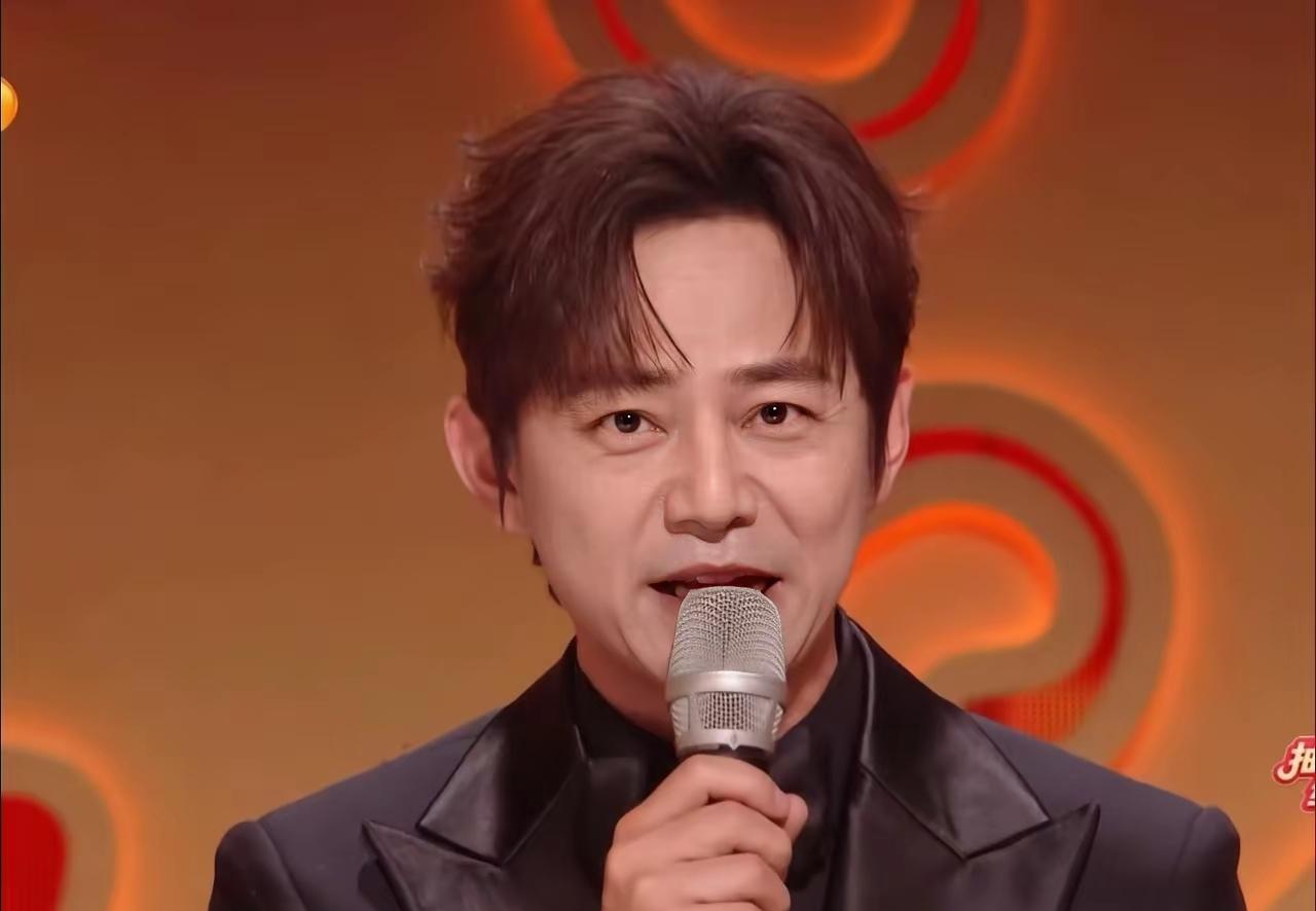 51岁何炅，突然冲上热搜！2月11日晚，何炅嗓子哑了词条火速刷屏，这一次没有花