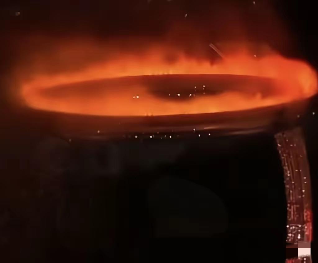 这次全运会创造了两个记录！！第一个：火炬里面没有火，虽然这个主火炬看起来火焰熊