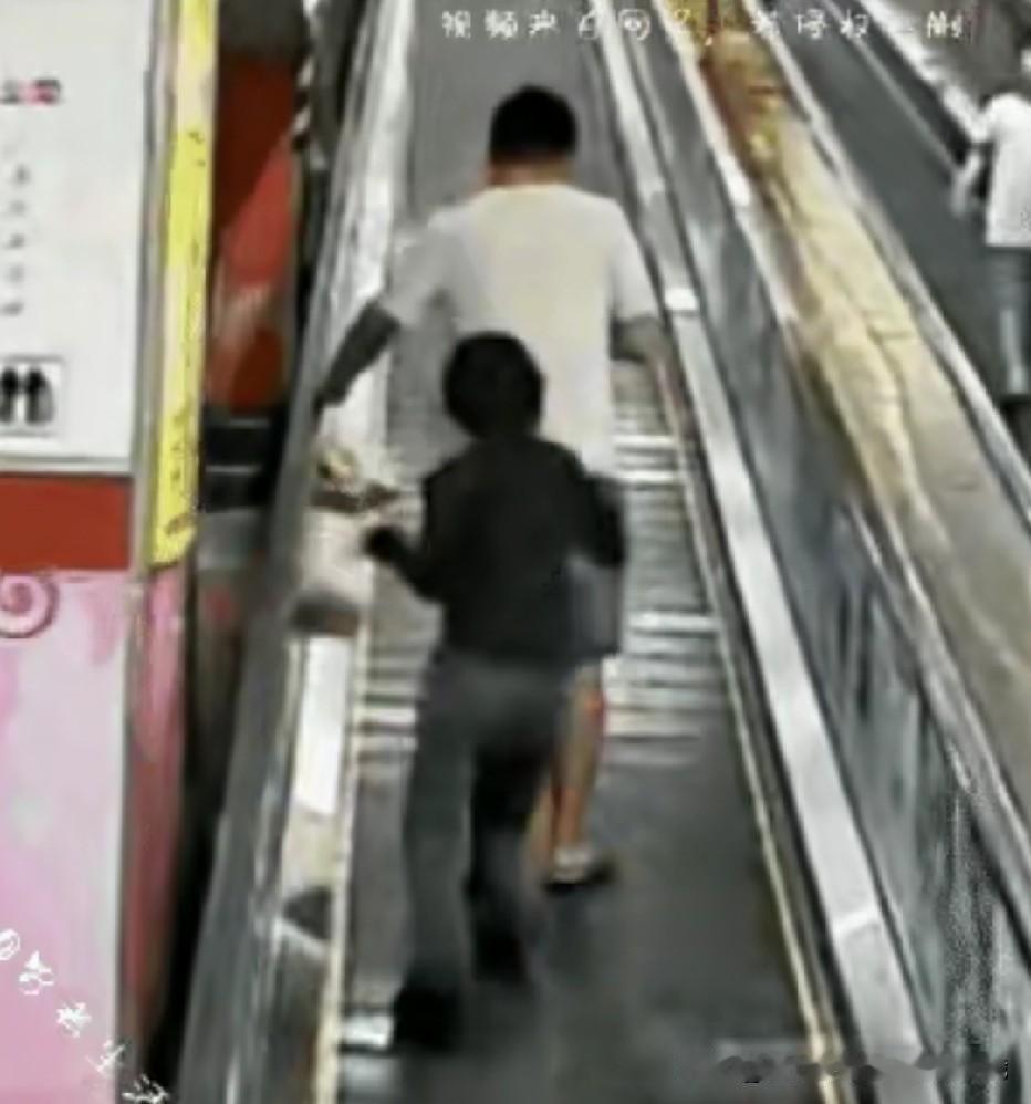 万幸大哥穿了内裤！地铁站里女子低血糖突然晕倒，慌乱中下意识抓住身旁大哥的短裤，