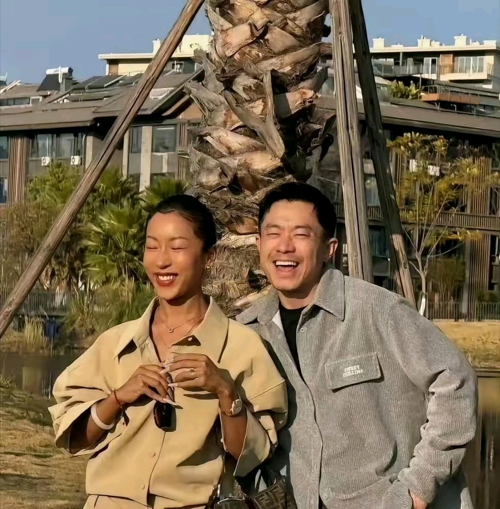 吉克隽逸真的是适合美甲美妆博主的那一种，她每次的美甲都很好看，配她的肤色很高级，早年出道说是从小地方