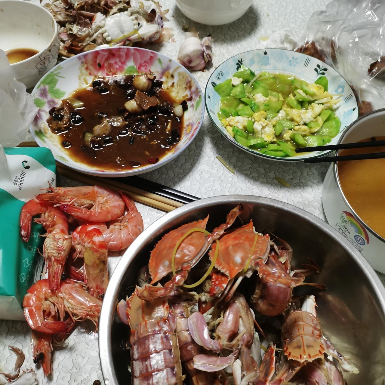 有同板的吗？拿公公婆婆家当饭店，给他们仨口准备，好吃好喝，进门就吃，吃完也不帮