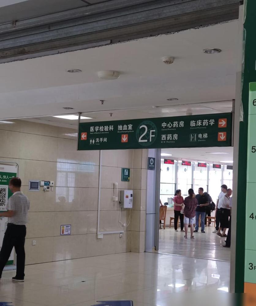 我越来越相信命运了，不是迷信，是真的发生过这种事。我前两年陪我家老舅做肺癌切