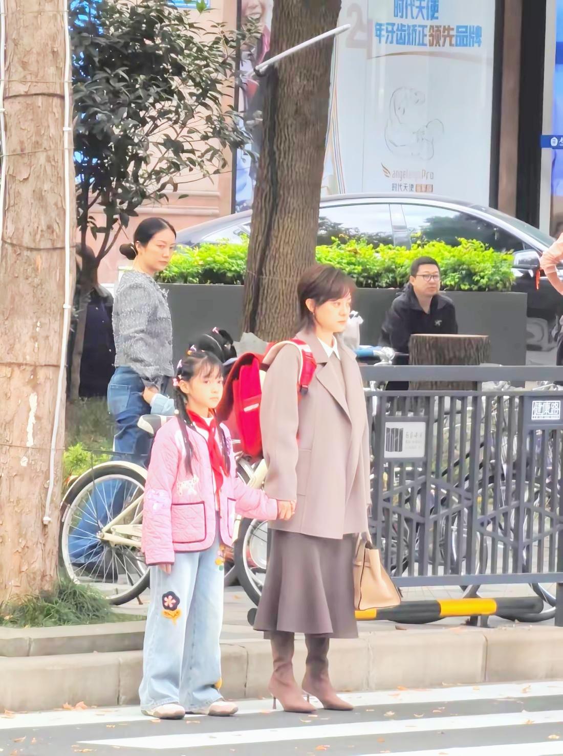 孙俪接送女儿上学，好接地气啊！女儿长得像爸爸，基因真好。