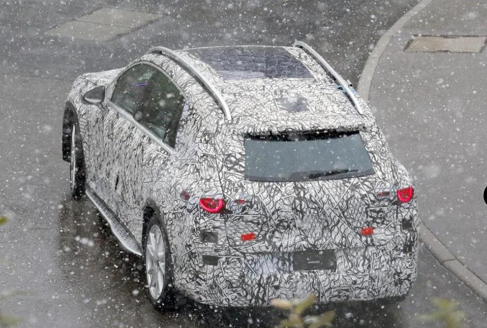 最近，外媒谍照摄影师捕捉到奔驰GLC七座纯电版的谍照。这款奔驰全新推出的纯电S