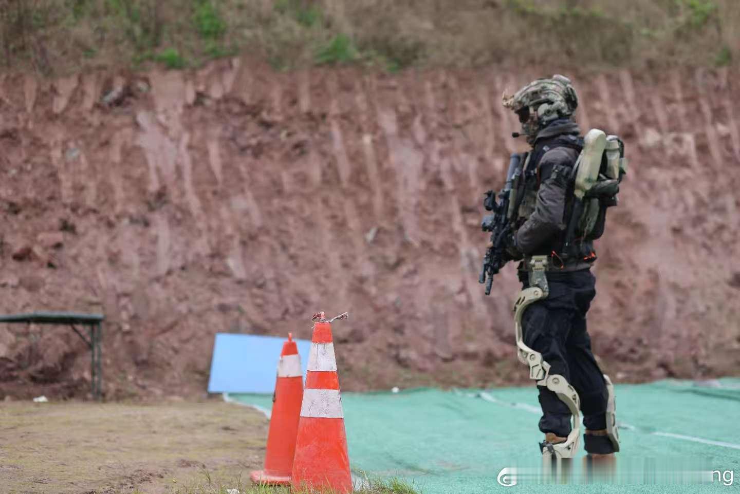 红翼前锋混动战术外骨骼