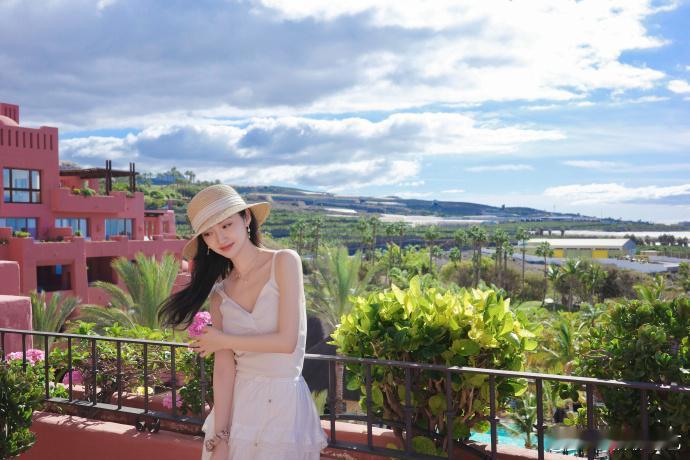 景甜白到发光的旅游照温柔的笑容真的是明媚又灿烂呀，景甜白到发光的旅游照，看到咱