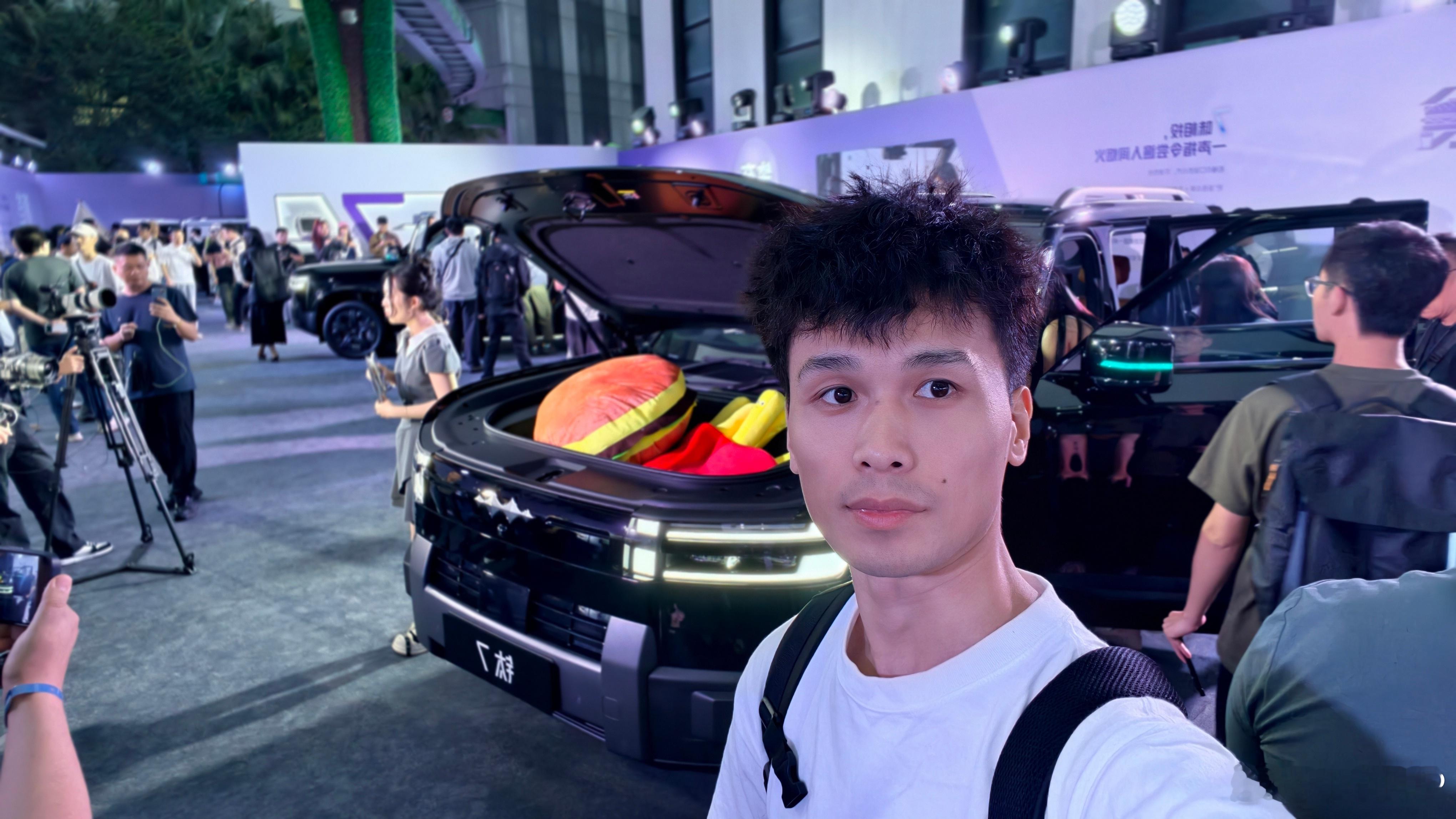 到方程豹钛7EV发布会现场啦，兆瓦闪充5分钟干到70%，据说起售价可能杀到20万