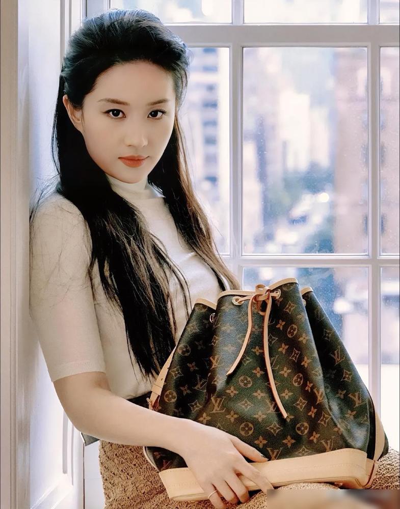 刘亦菲的清纯人设，被一场大秀架在火上烤。曾经的“国货女神”，如今是LV全球代