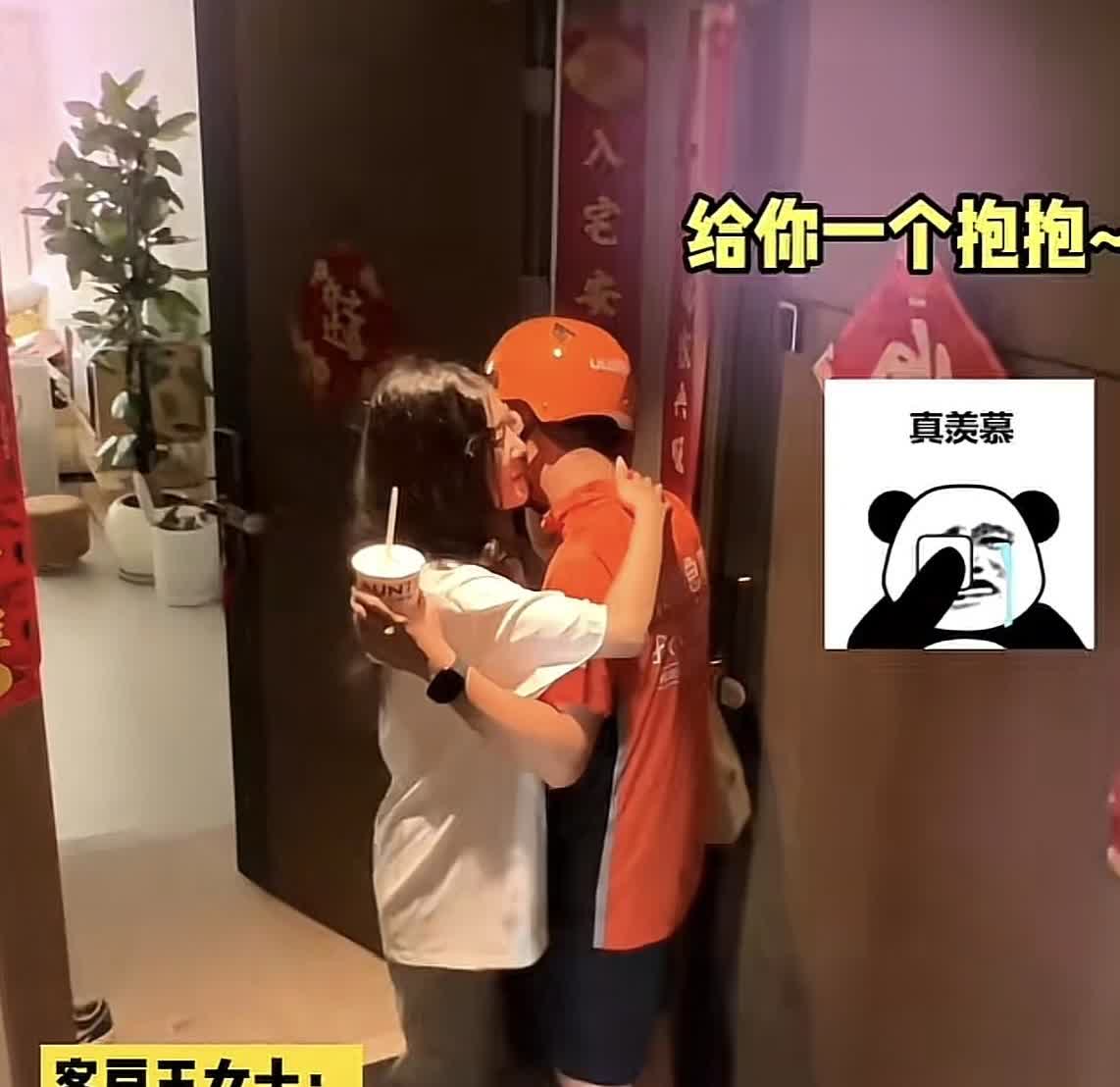 真是笑不活了，河南一女子在网上点了一杯奶茶，外卖小哥送到的时候正巧手里也拿着一杯