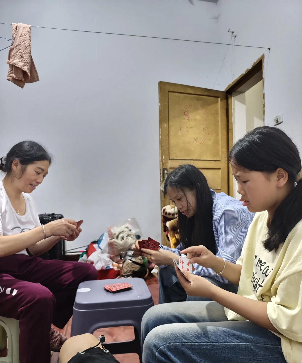 你们会不会一家人闲的无聊，在家里面坐着打地主呢？我妈年龄也不大，就是不会