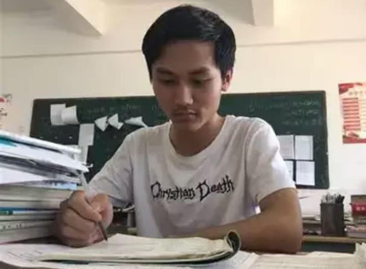 今天刷到个事真的太戳人了：一个从山沟里考出来的第一个研究生，工作9年给家里转