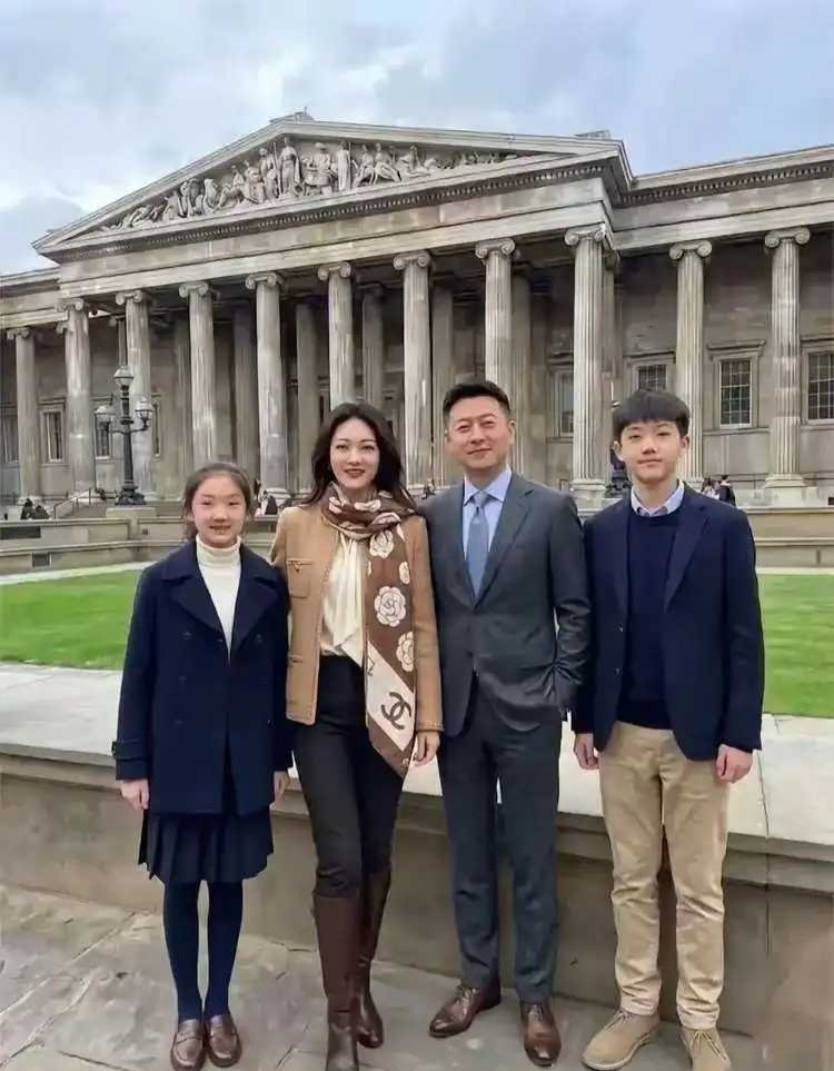 一年工资买不起她一个丝巾吧，哈哈