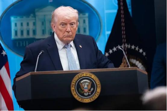 全网炸翻了！联合国不再惯着特朗普政府，直接正面硬刚，撂下一句狠话：只要敢动相关民