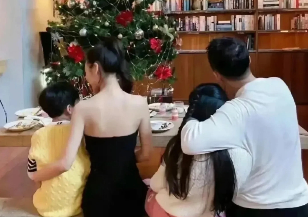 汪小菲跟马筱梅的婚礼现场少了两个人大家都说小玥儿和霖霖学业忙来不及参加，其实