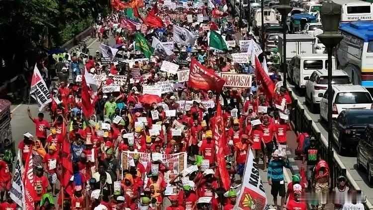 马科斯大难临头了！当地时间11月30日，菲律宾国内爆发大规模抗议，抗议从首都马尼