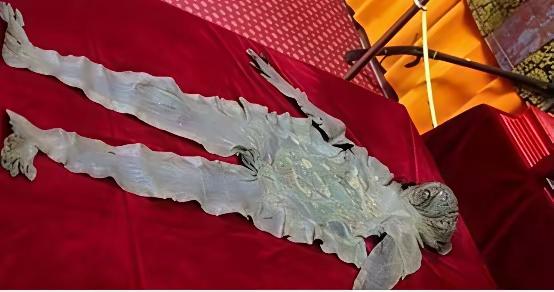 1393年，大将军蓝玉太飘了，太子朱标一死，朱元璋立马翻脸，以谋反罪把他扒皮填草