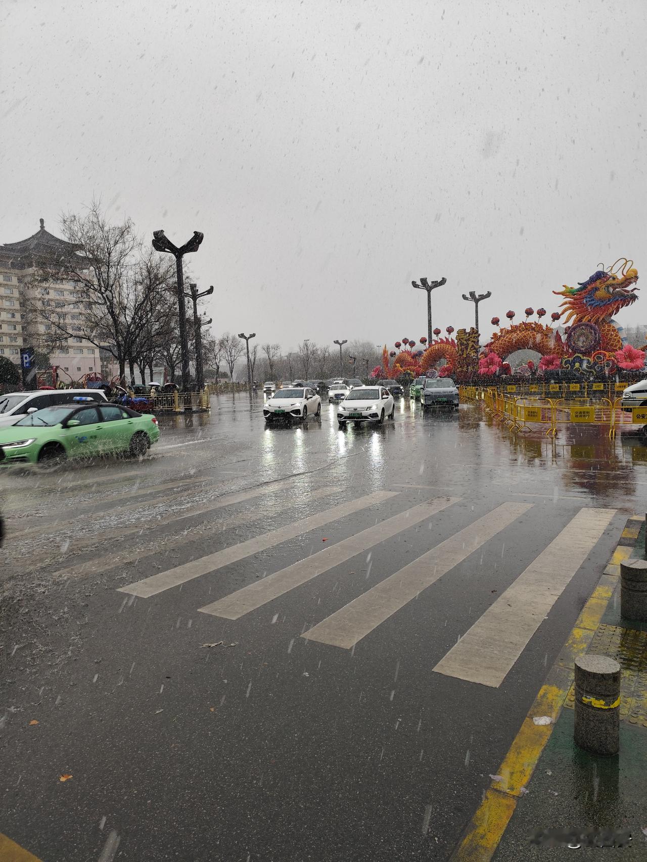 【西安突然下雪，真是猝不及防！】西安的天气，真的比剧本还跌宕起伏。短短几天的假期