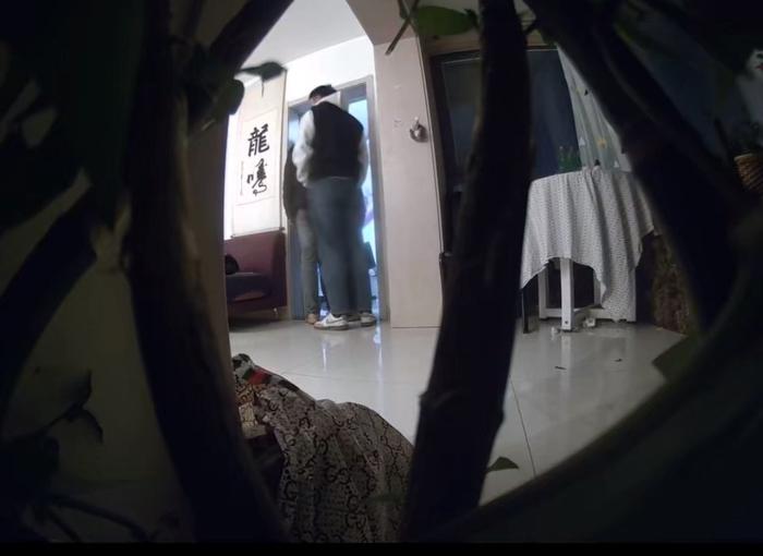 太荒唐了！江苏泰州，一30岁男子被裁员后靠跑滴滴和外卖谋生，母亲不满其状态，便委