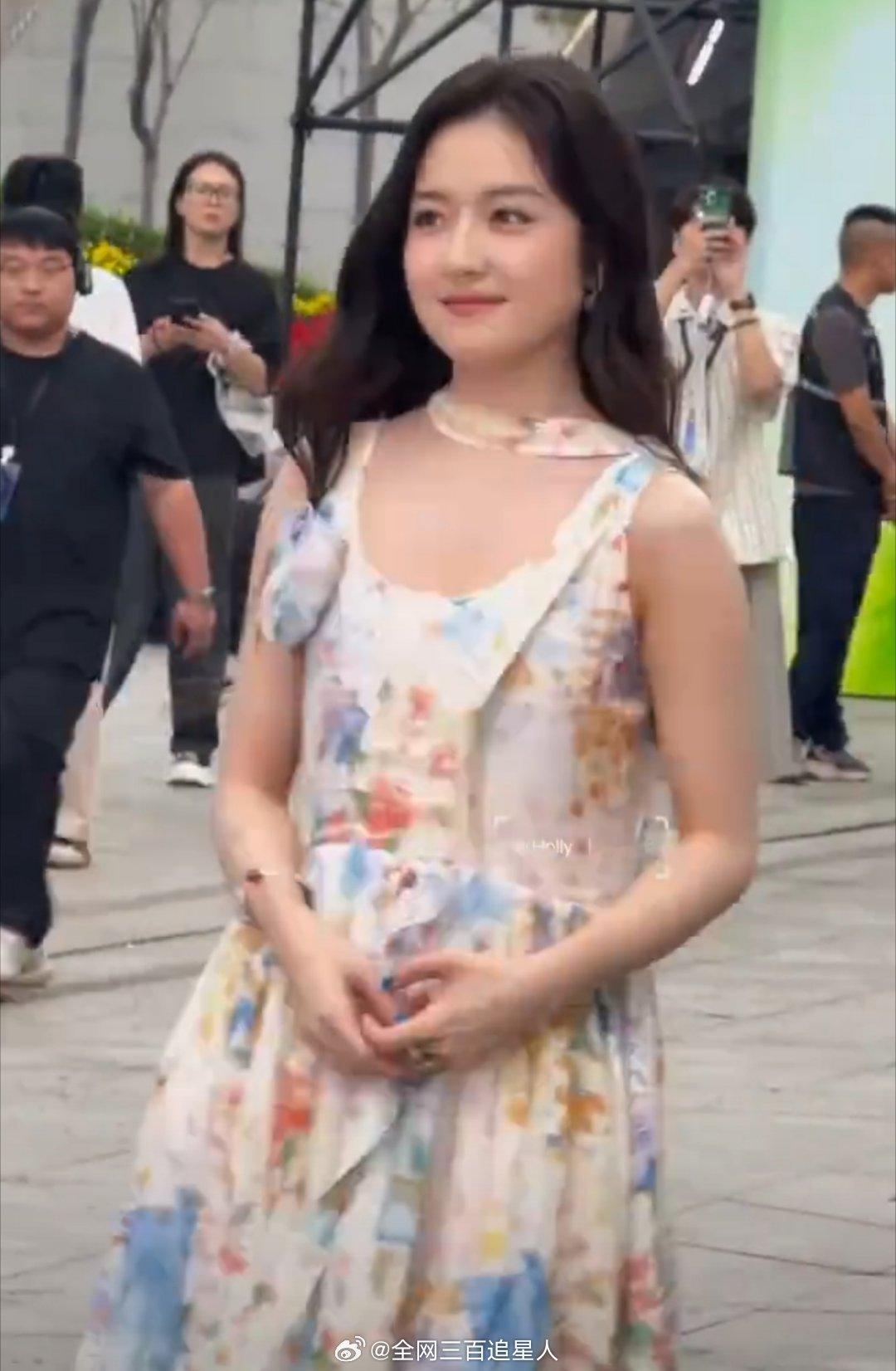 花粉还是很严格的，李兰迪工作室评论区粉丝都在催减肥了