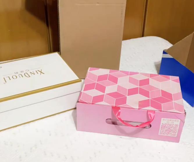 我和工友做了八年临时夫妻，他退休回老家，临走留下的鞋盒，打开后我当场泪目！我今