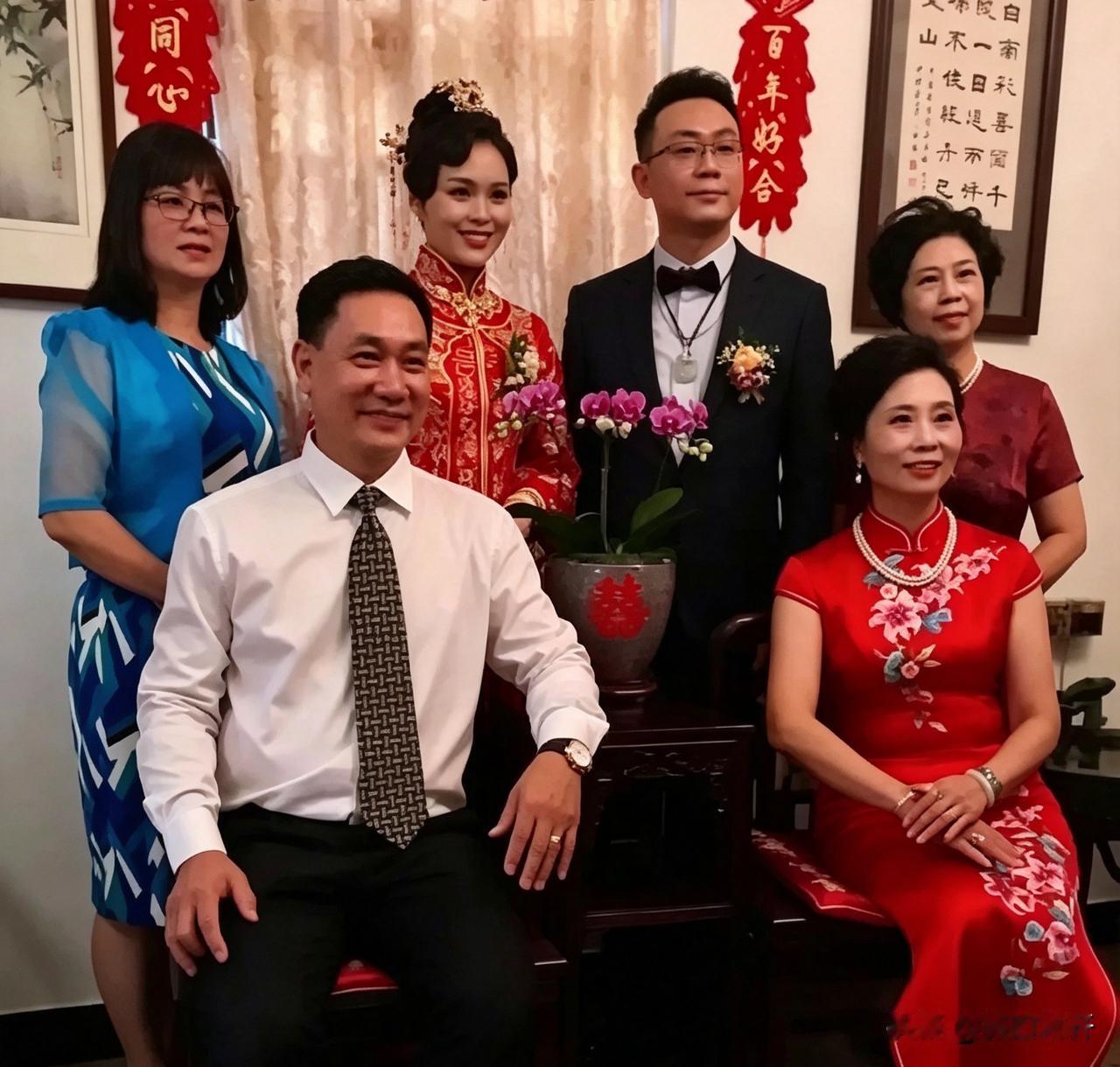 龚爽当年结婚那会儿，有人拍了一张她和家里人的合照。她身上穿的是中式礼服，站在她旁