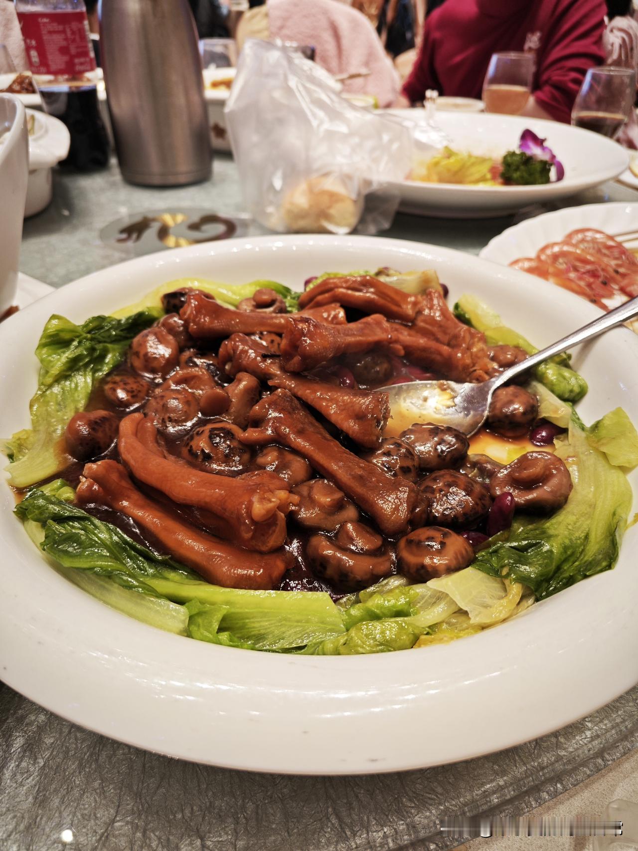 公司年会抠门到鲍鱼像硬币，硬菜是鸡脚，我笑了盼了一整年的公司年会，就这？