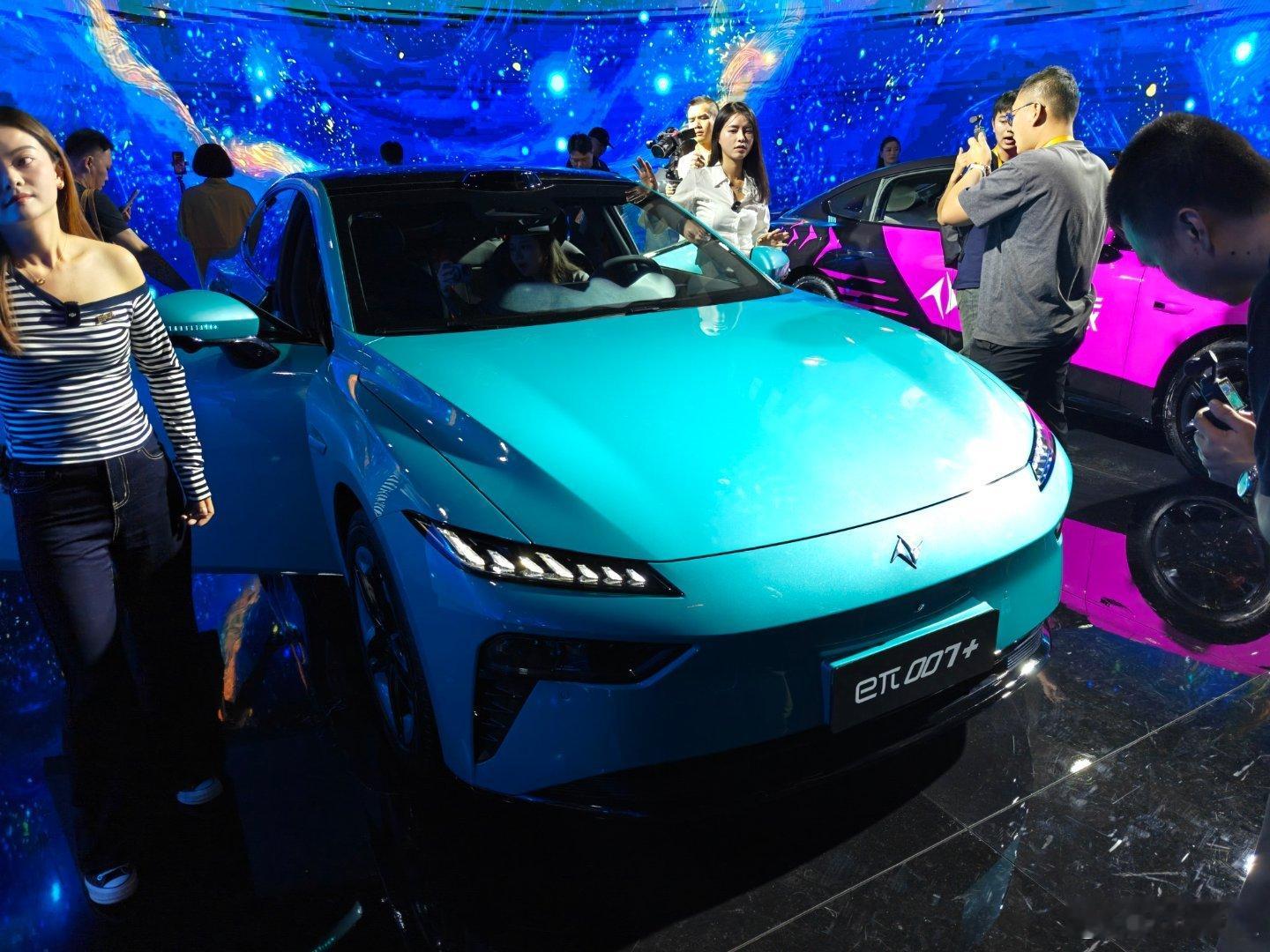 东风奕派007＋今天上市，看看15万级别四驱轿跑能有哪些新鲜卖点。年轻人的科技性