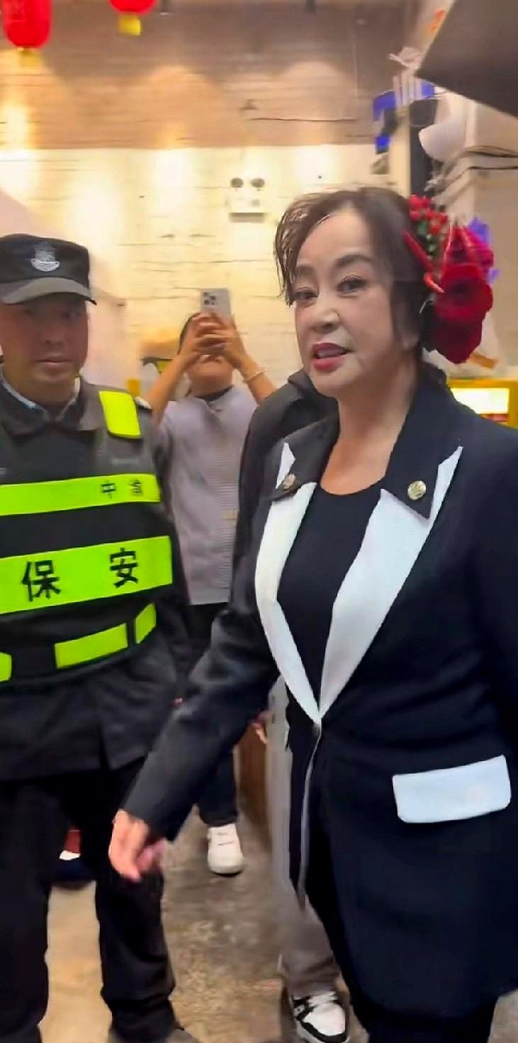 75岁刘晓庆和小30岁男演员拍吻戏，何赛飞当众急得直跺脚。俩人录综艺的时候吵