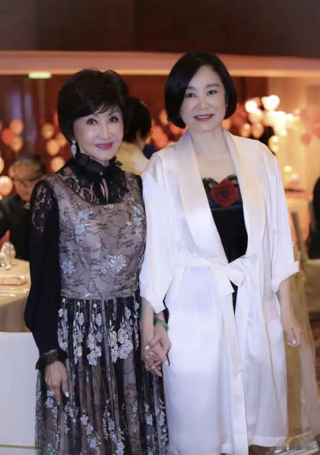 近日，79岁的“美容教母”郑明明迎来大寿，三代同堂的场面温馨至极。寿星郑明明身着