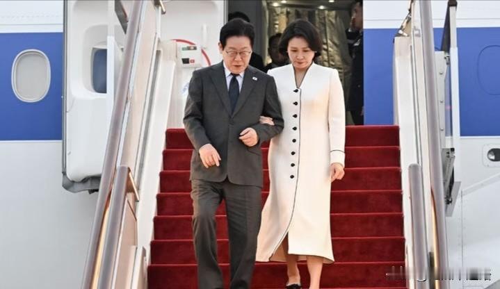 金惠景这辈子都不会离开李在明！原因很简单，李在明从没把自己当成什么大人物