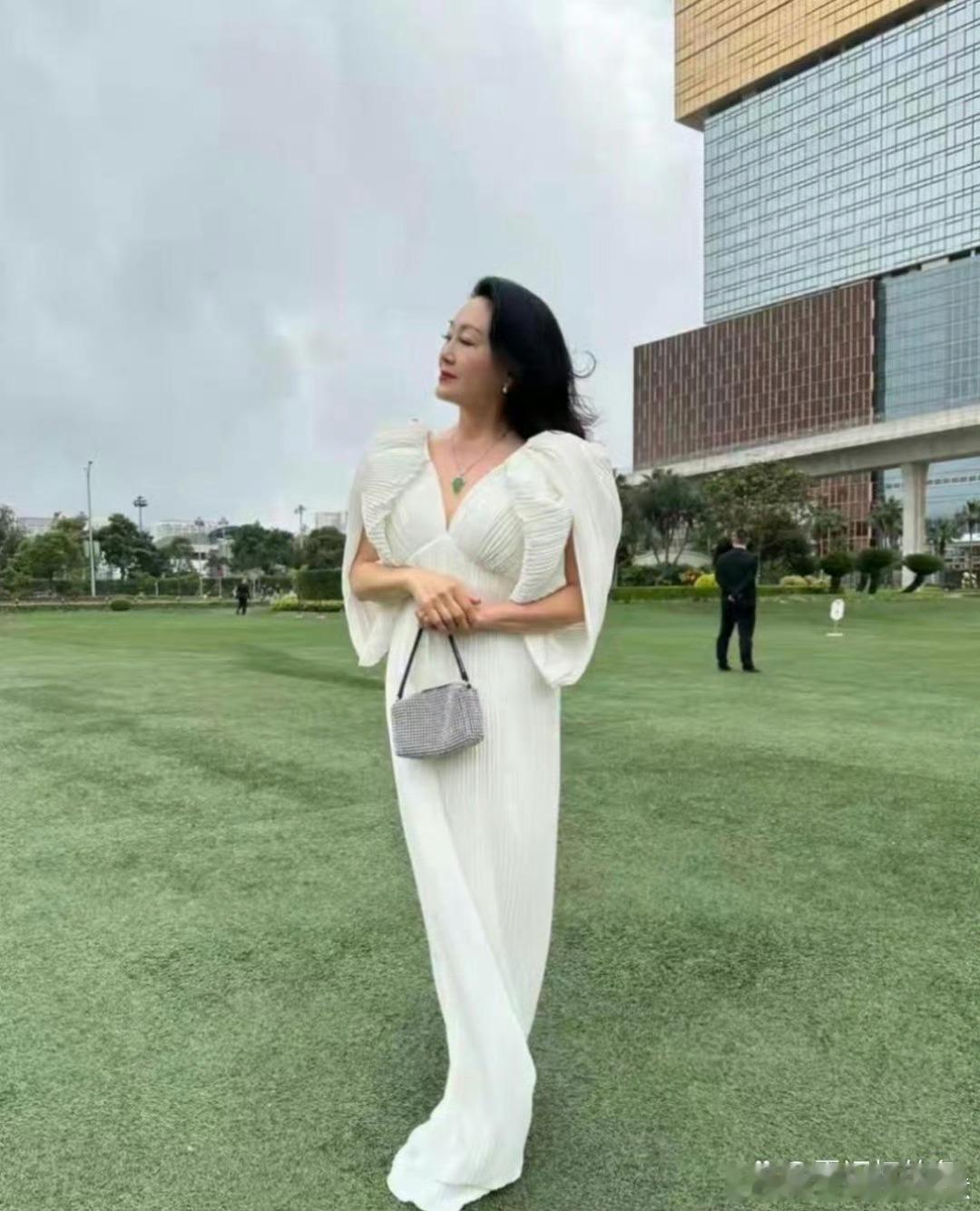 久未露面的王姬64岁了。身姿挺拔一点也不像老年人。