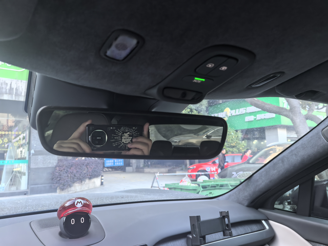 这后视镜有点东西蔚来这个车内后视镜不知道大家有没有发现一个小秘密，其实它是一个