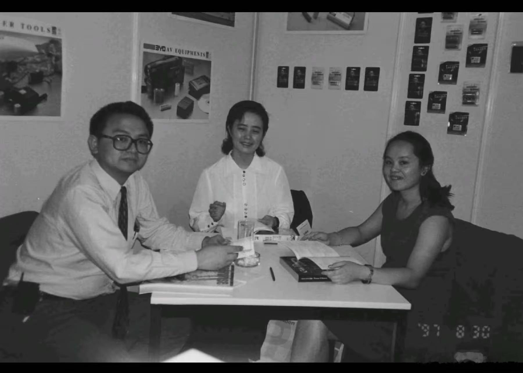 1997年，王传福和李珂在欧洲展会上，那会儿王总已有手机。不愧是大佬，能预感到未