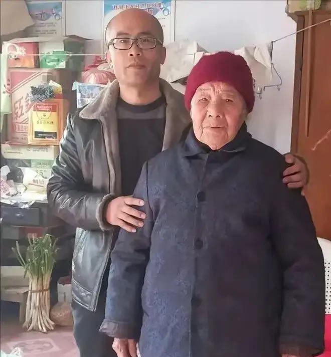 “震惊”1995年，山东高三男孩租不起房，每天走30公里上学。一女子说：“来我家