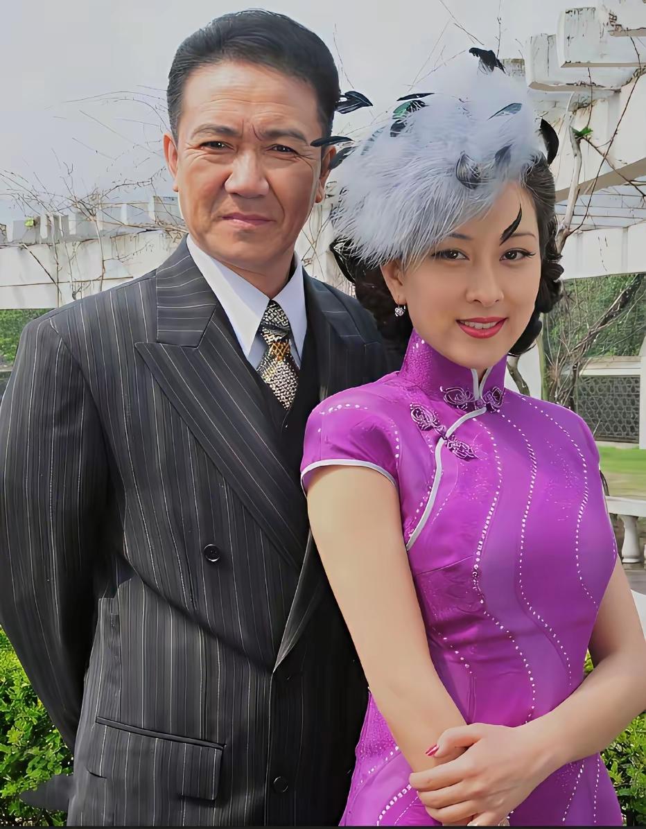 天呐！李幼斌身边这位女演员，比史兰芽还漂亮有气质，她是谁？老戏骨女演员李幼斌父