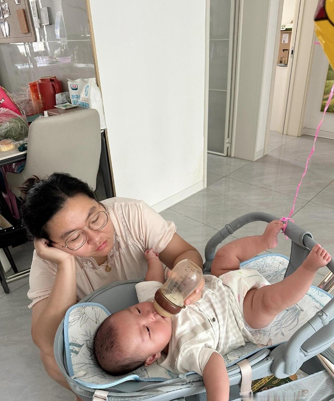 孩子刚满四个月，我抱着娃去婆家提奶粉钱，公公一句话，直接把我噎在客厅，半天没缓过