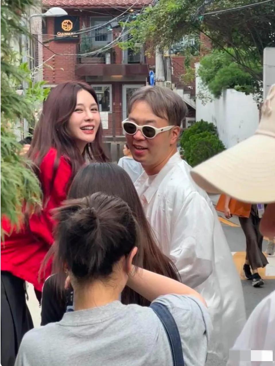 杜海涛、沈梦辰夫妇韩国街头被偶遇，沈梦辰长发垂肩，笑意盎然显年轻；37岁杜海涛染