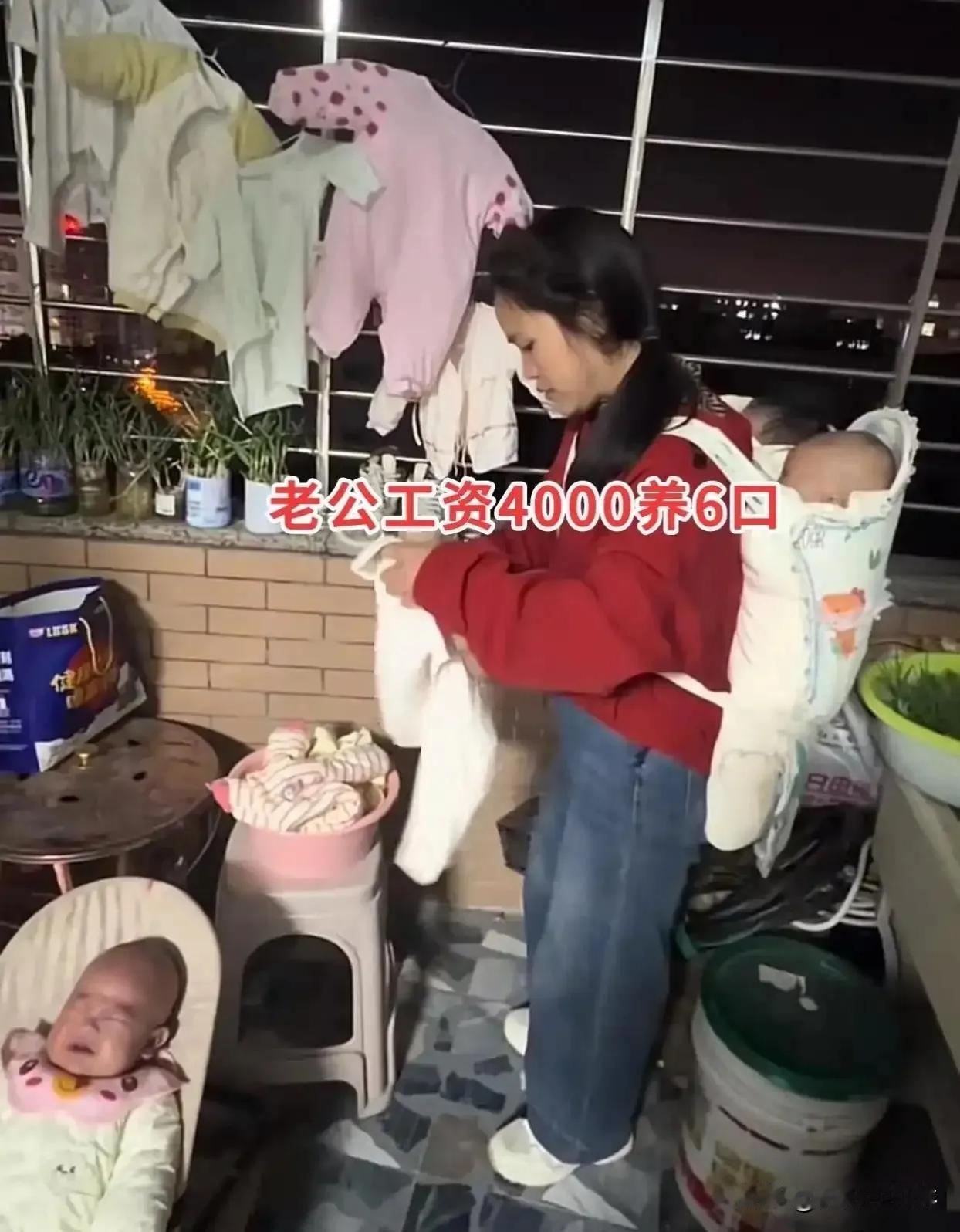 网上有段视频，福建一个32岁女人，三年生了四个女儿，一个人带娃出门，孩子哭闹，她