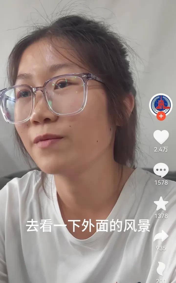 “扁担女孩”刘燕真是一个朴实质朴的好女孩！刘燕说，在他们学校，用扁担挑被子，用