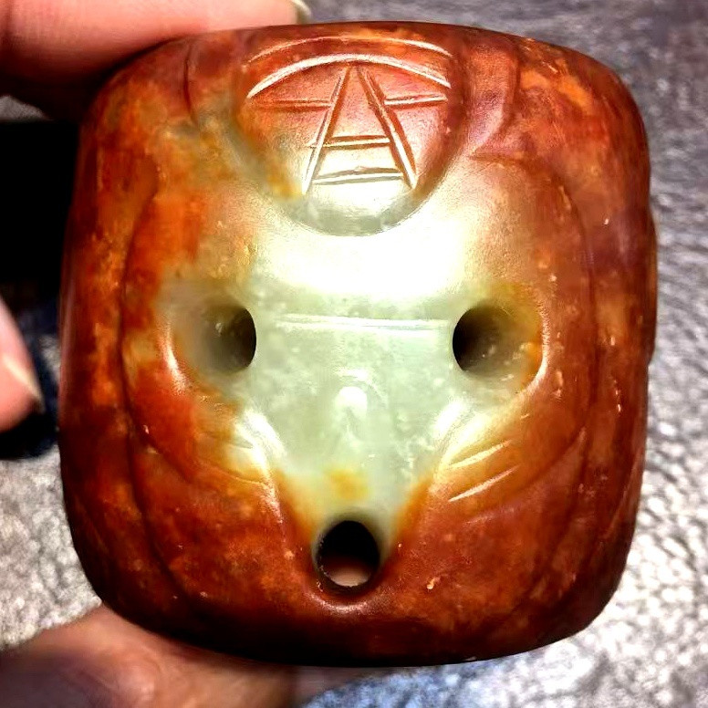 高古玉极少见的红山玉器，一只红山鼓型板指，正反两面，一男一女，以底部，生殖器官