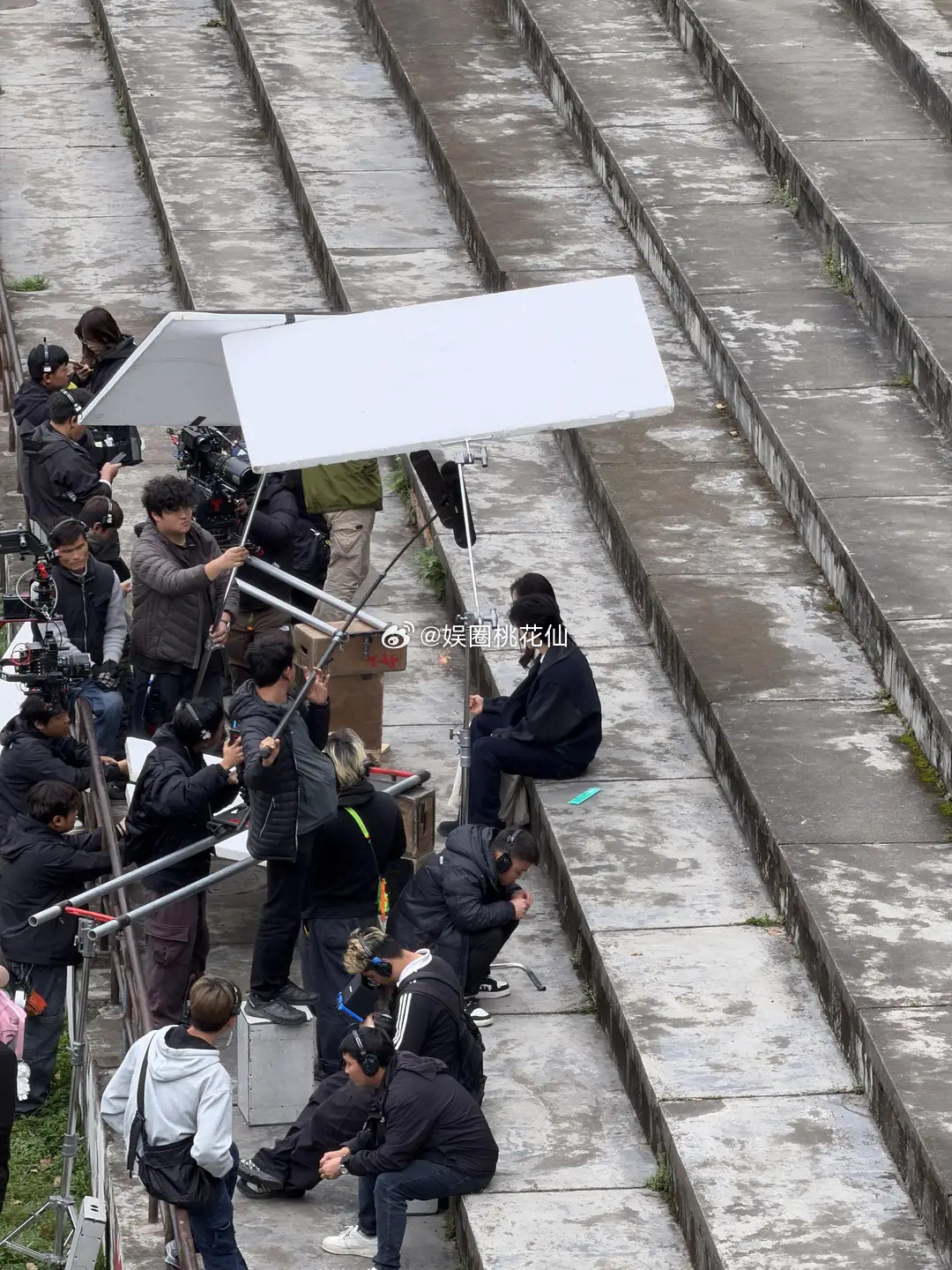 王星越拍戏路透曝光！长腿宽肩身材超绝，剧里沉稳剧外反差萌拉满，少年感十足，颜值与