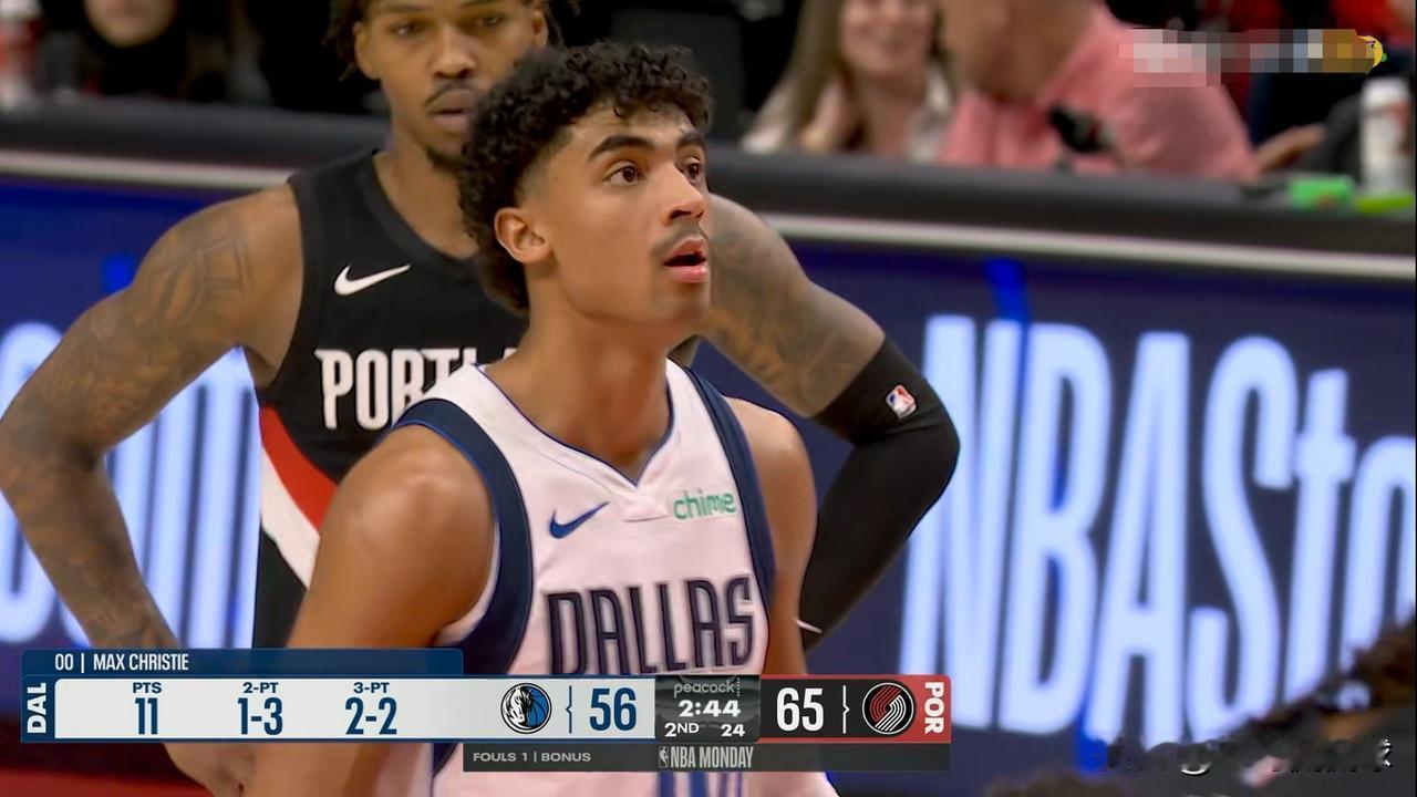 独行侠新星克里斯蒂真是太惊艳了！在今天进行的独行侠和开拓者的比赛中，目前双方半场