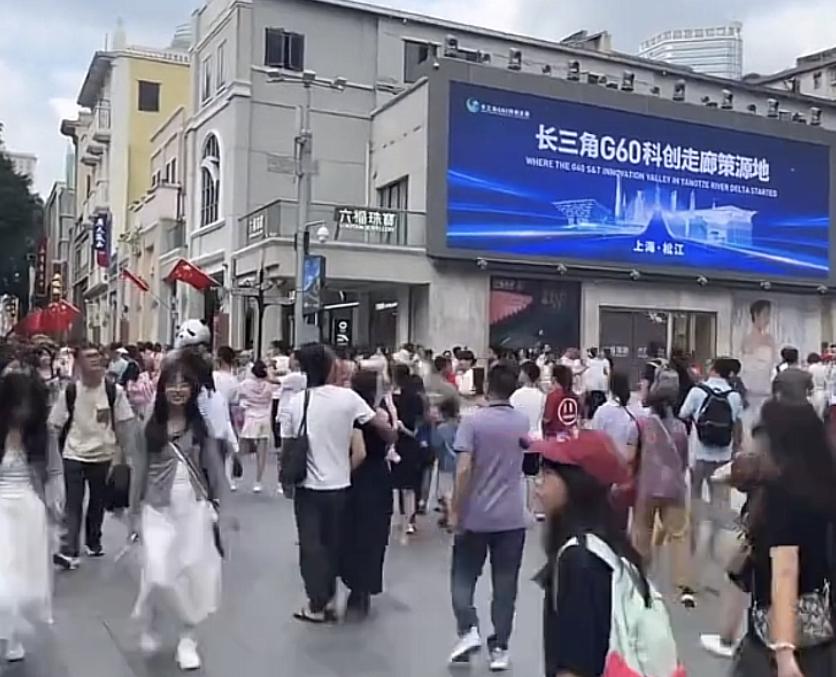 深圳人口和广州人口基本持平，但有一个很奇怪的现象，广州给人的感觉就是，任何地方任