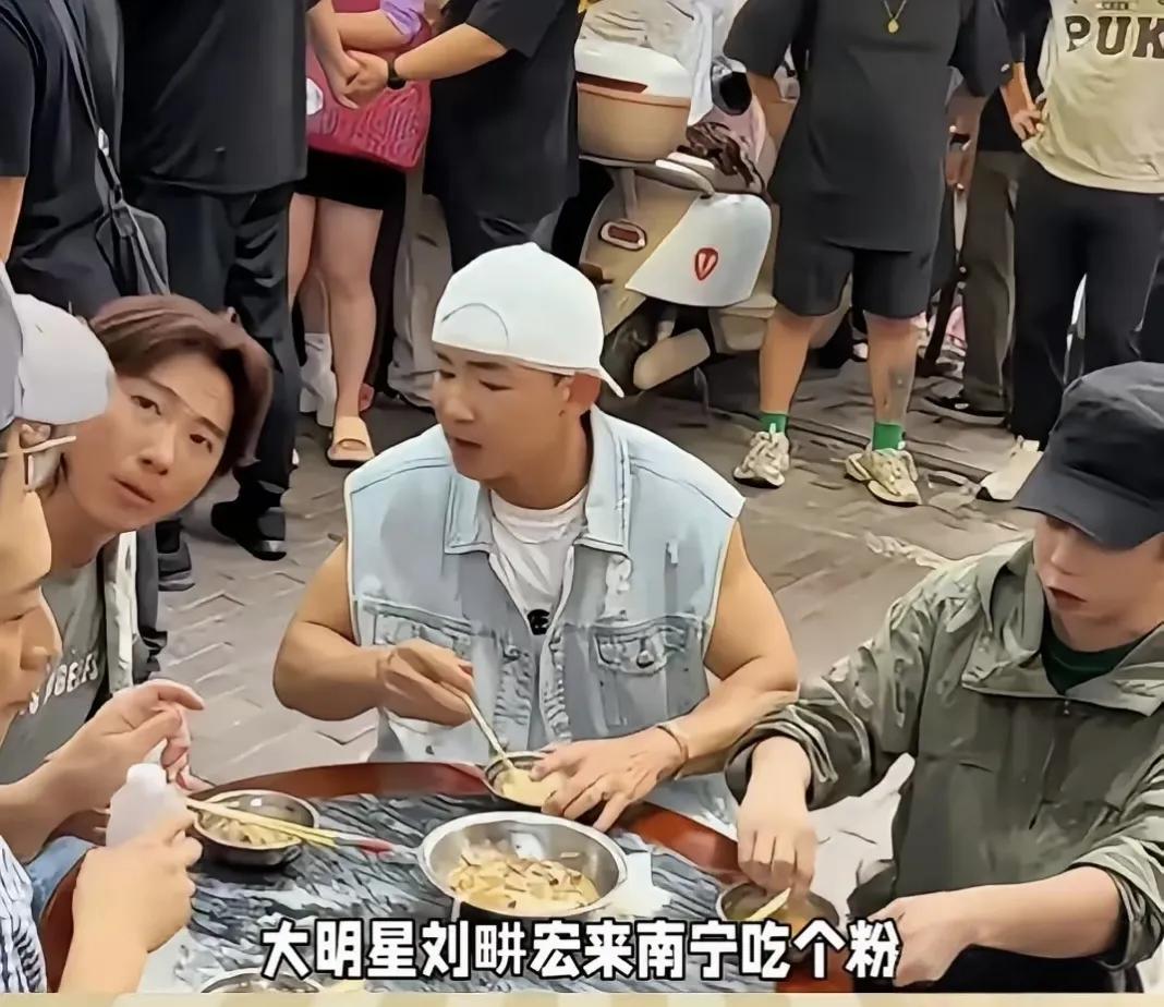 “不好意思[害羞]耽误你吃饭了”刘畊宏道歉了。这也许是一种平息食客怒火的一种