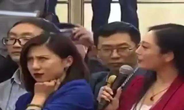 孙悟空吹嘘他当年大闹天宫的时候多么地厉害，旁边的猪八戒翻起了白眼，这形象和当年的