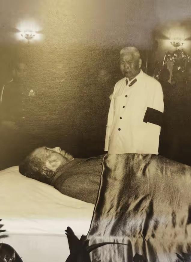 那时，天不假年，毛主席不幸逝世。海军司令员肖劲光大将来到毛主席遗体前悲痛欲绝，泣